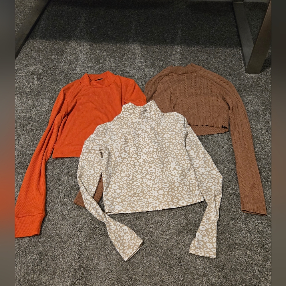 Bundle Of 3 Long Sleeve Crop Tops. XS/S.